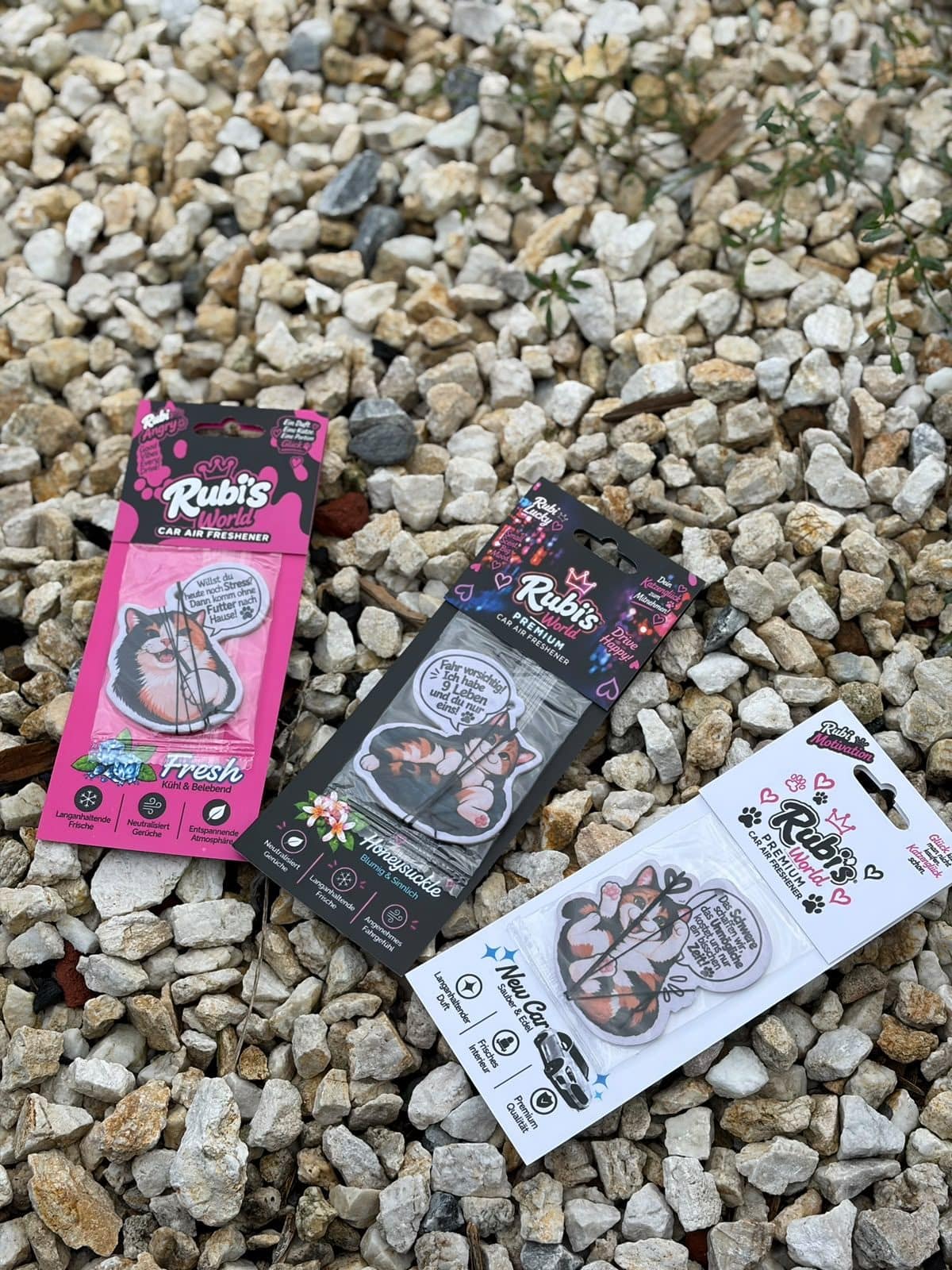 Drei Duftbäume einer Eigenmarke mit bedrucktem Rückenkarton und Verpackung
