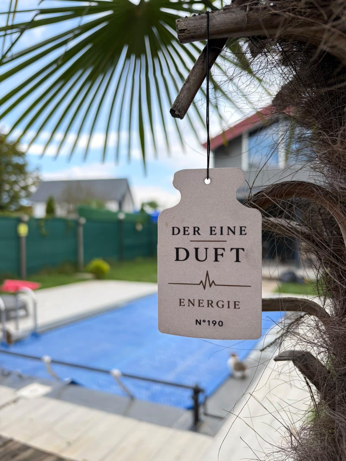Weißer Duftbaum in Flaschenform für eine Duft-Eigenmarke