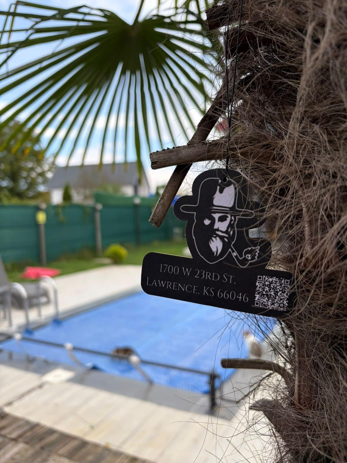 Duftbaum in Wunschkontur mit Logo, Adresse und QR-Code